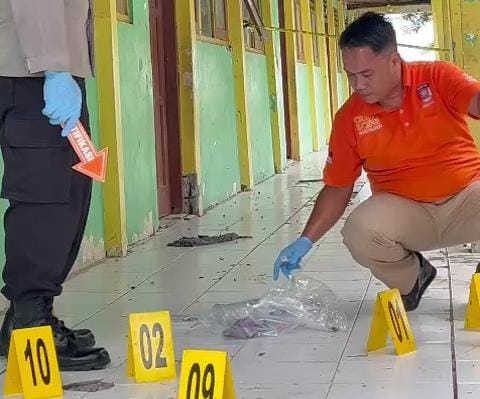 Polisi melakukan olah TKP di tempat pemuda Pesta Miras Oplosan (Redaksi / Kabarterdepan.com) 