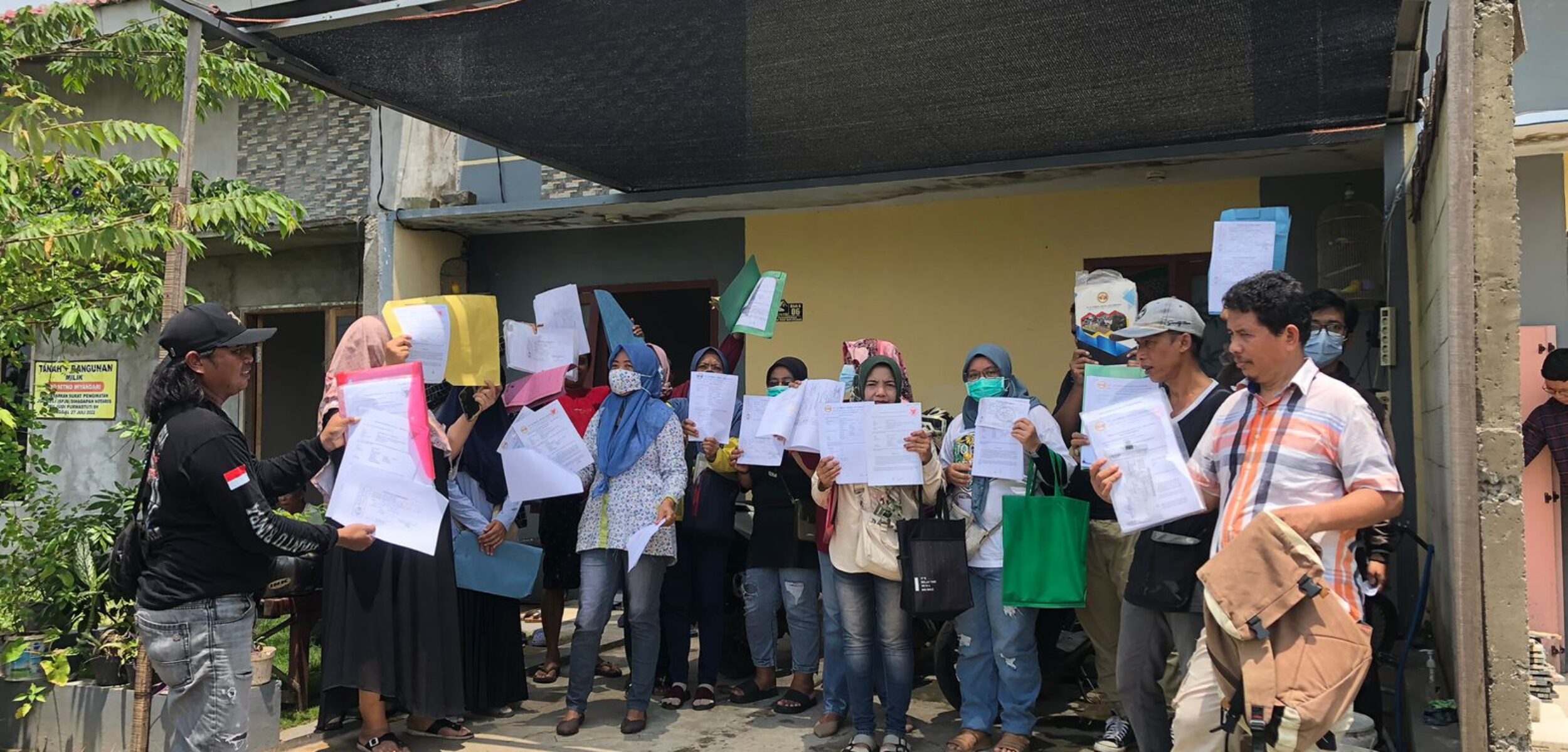 Puluhan emak-emak menunjukan bukti pembayaran Perumahan The Sun Mojosari (Redaksi / Kabarterdepan.com) 