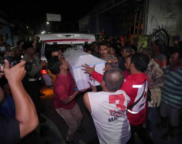 Jenazah Korban Laka Laut Outing Class SMPN 7 Kota Mojokerto Tiba, di Rumah Duka