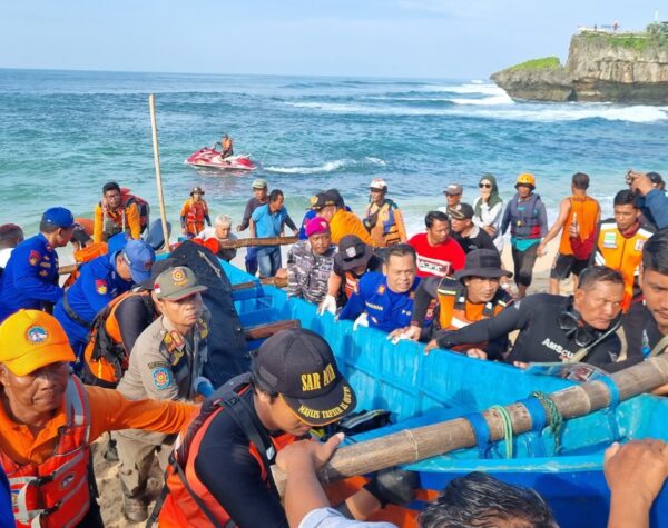 Tim SAR Temukan 1 Korban Outing SMPN 7 Kota Mojokerto yang Terseret Ombak di Pantai Drini