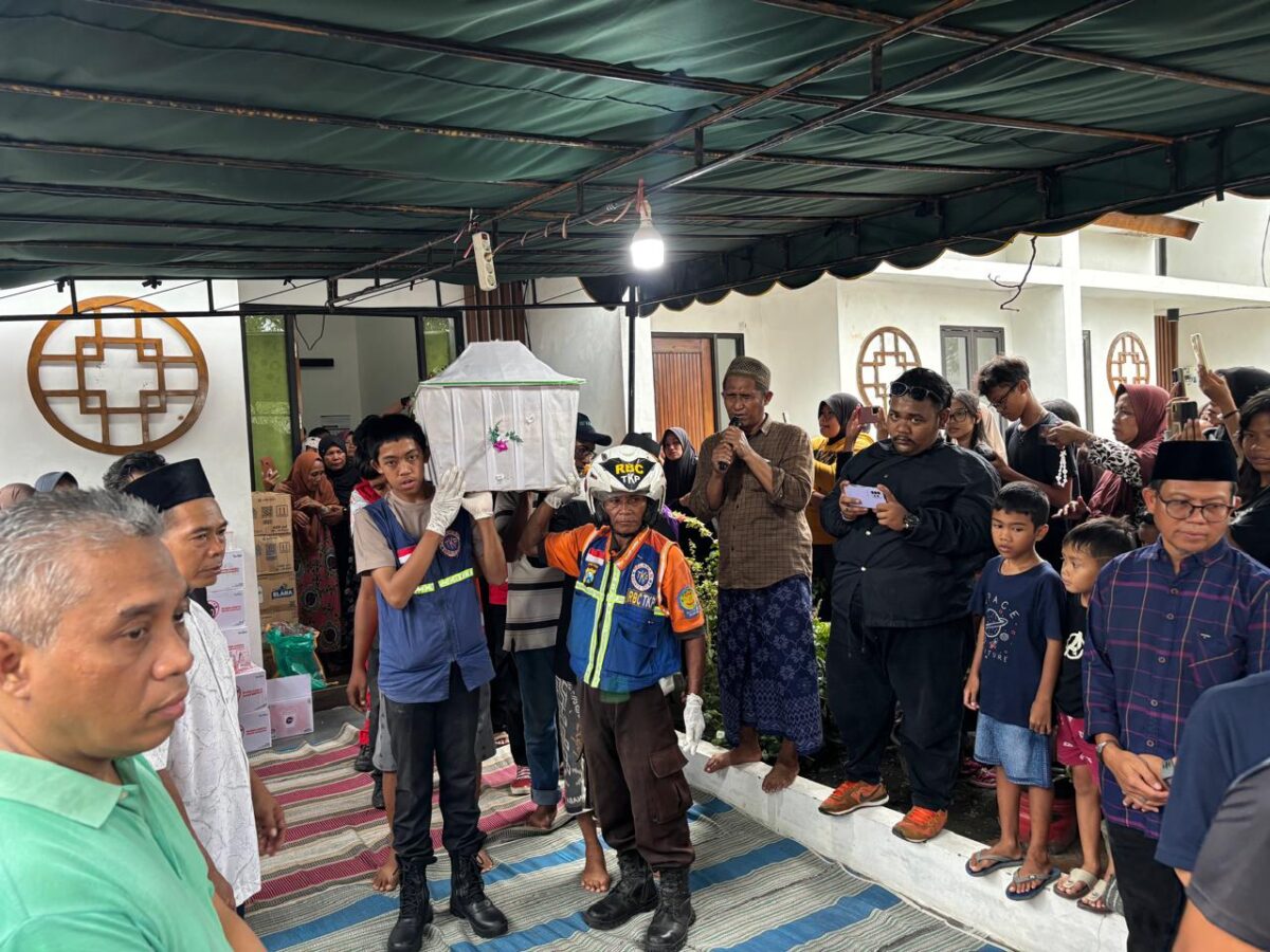 Peti jenazah RYP saat diberangkatkan dari Perumahan The Suam ke TPU Dusun Kraton, Krian, Rabu (29/1/2025) (Redaksi / Kabarterdepan.com) 