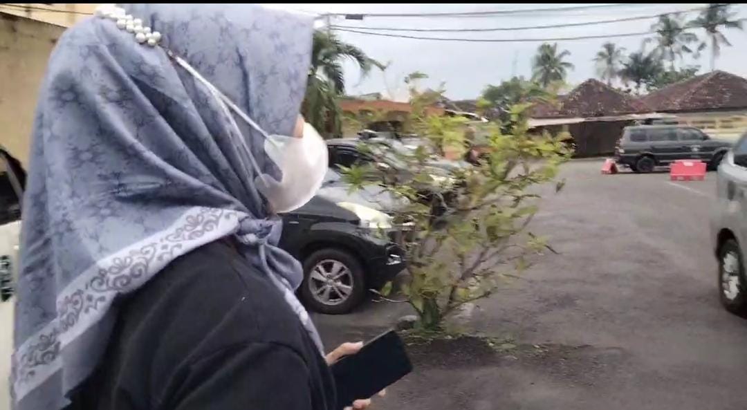 Kepala Sekolah SMPN 1 Mojokerto, Evi Poespita Hany usai dipanggil Polres Gunung Kidul, Jumat (31/1/2025) (Hadid / Kabarterdepan.com) 