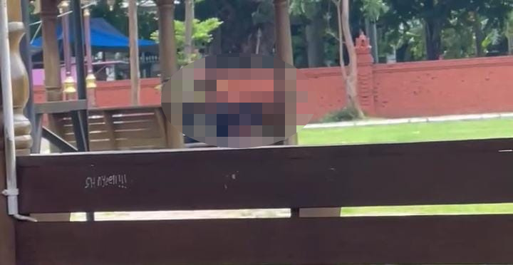 Tangkapan layar video viral yang menunjukan pasangan muda mudi sedang bermesraan diatas gasebo di Ruang Terbuka Hijau (RTH) Kecamatan Sooko, Kabupaten Mojokerto, pada Selasa (31/12/2024) siang lalu (Redaksi / Kabarterdepan.com)