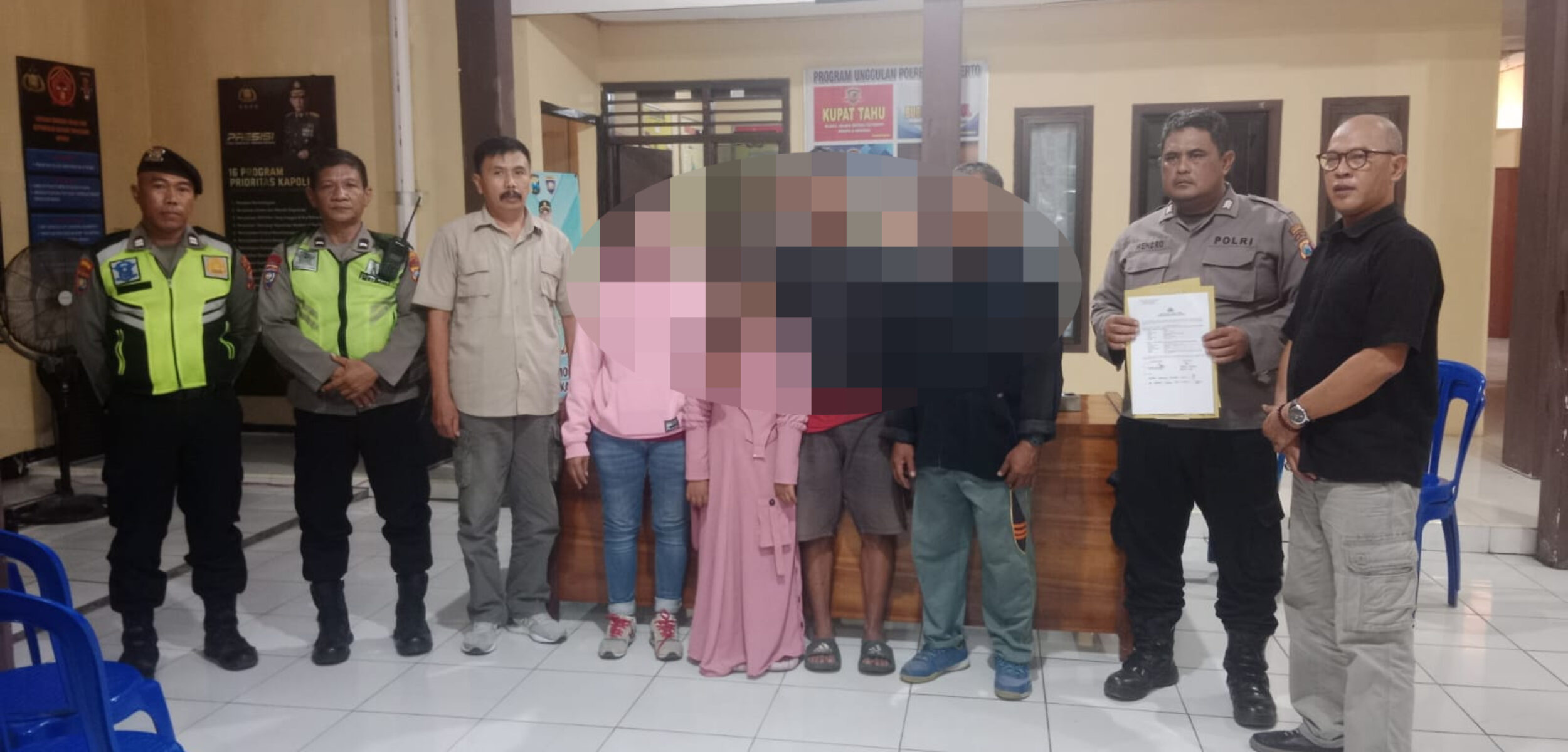 Perangkat desa saat menyerahkan korban ke keluarga, Jumat (23/1/2025) siang (Redaksi / Kabarterdepan.com) 