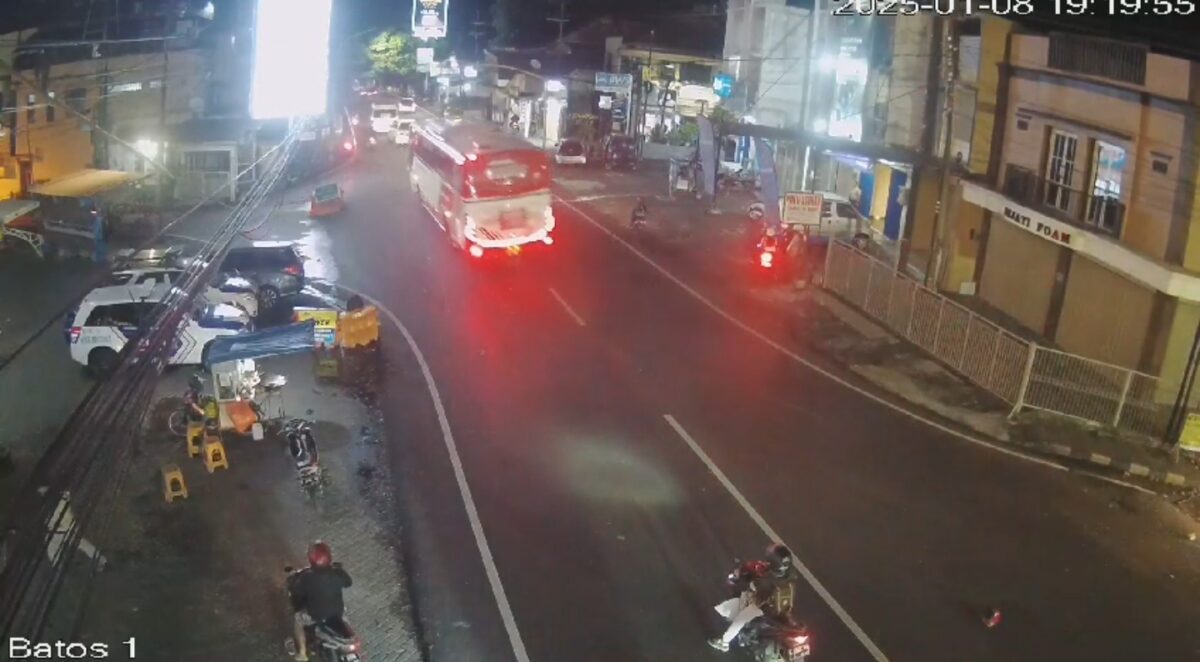 Breaking News : Diduga Rem Blong Bus Wisatawan dari Bali Hilang Kendali Tabrak Pengendara di Kota Batu
