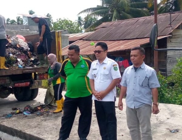 Camat Siabu Madina Tinjau Proses Pengangkutan Sampah Pasar
