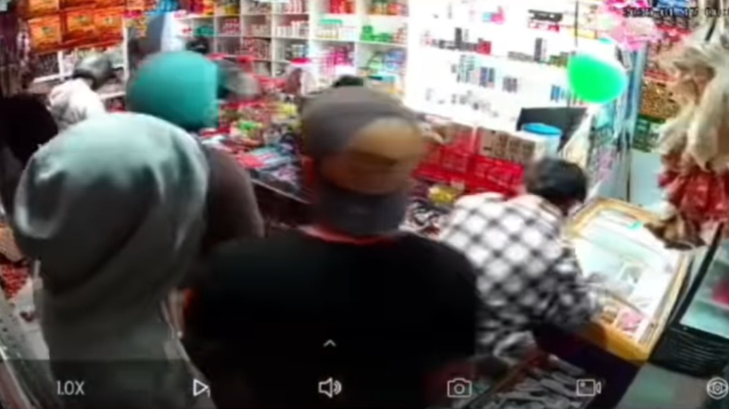Brutal! Geng Motor Jarah Warung Ambil Rokok dan Es Krim, Dua Penjaga Terluka