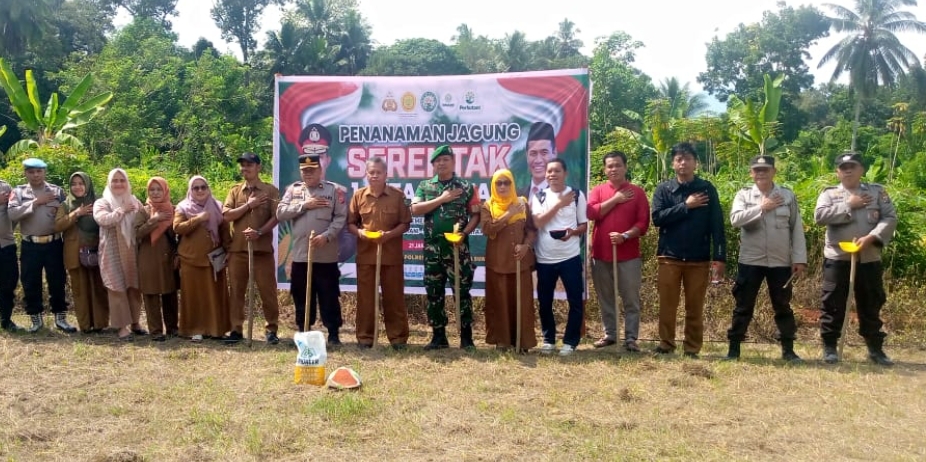 Dukung Ketahanan Pangan, Polsek Siabu Turut Serta dalam Penanaman Jagung Serentak 1 Juta Hektar