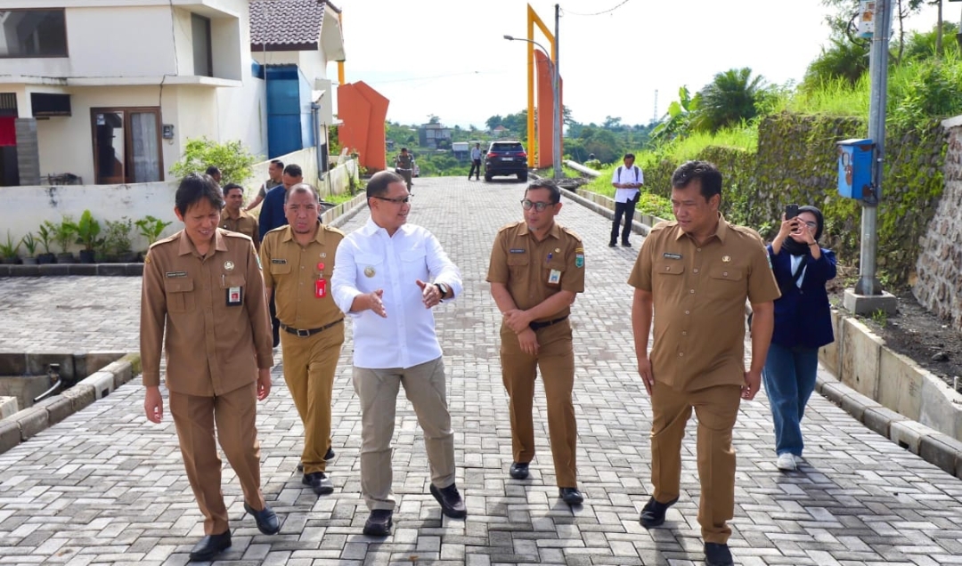 Pj Wali Kota Batu Tinjau Perumahan Dinas Veteran, Kadis PDKP Berharap Dapat Dimanfaatkan dengan Baik