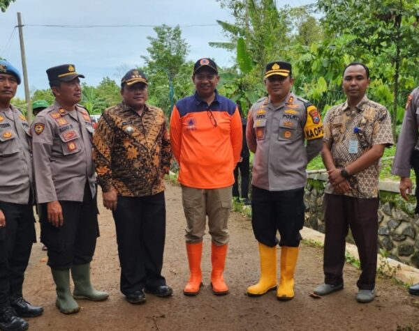 Kapolres Jombang Tinjau Lokasi Longsor di Wonosalam, Satu Korban Kembali Ditemukan