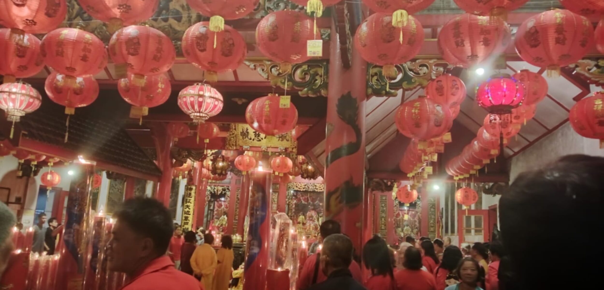 Ratusan Warga Tionghoa Sembahyang Malam Tahun Baru Imlek di Kelenteng Hok Sian Kiong Kota Mojokerto