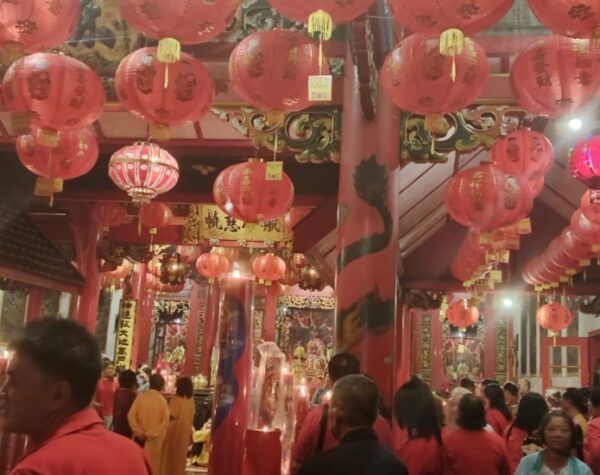 Ratusan Warga Tionghoa Sembahyang Malam Tahun Baru Imlek di Kelenteng Hok Sian Kiong Kota Mojokerto