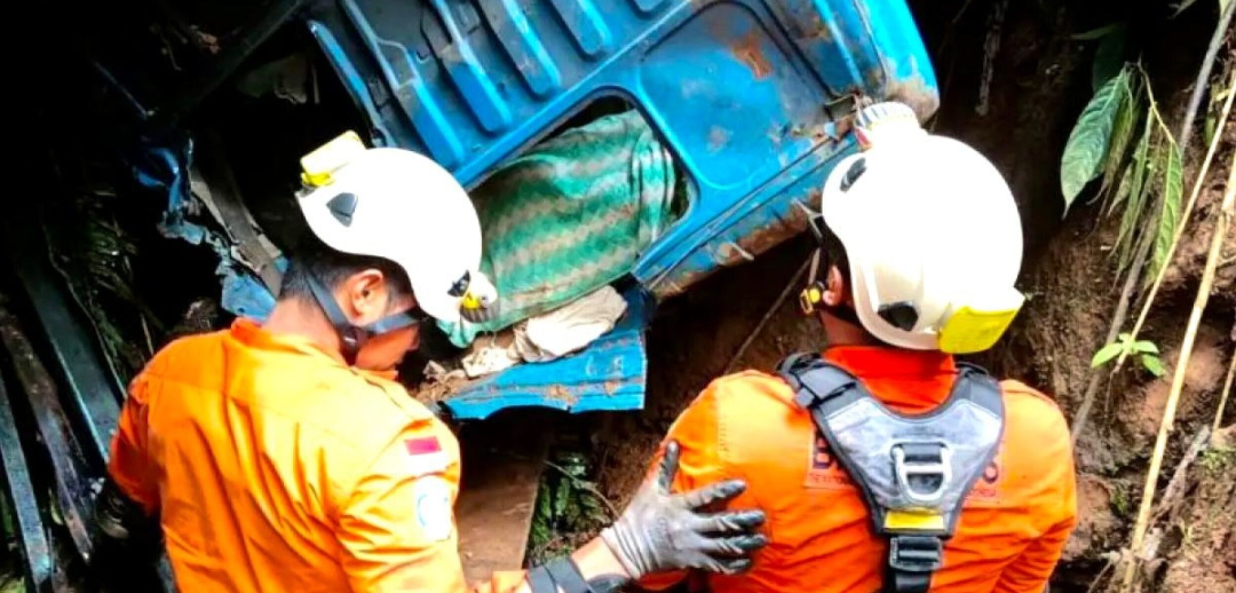 Truk Masuk Jurang di Pasaman, Evakusi Sopir Butuh Waktu 6 Jam