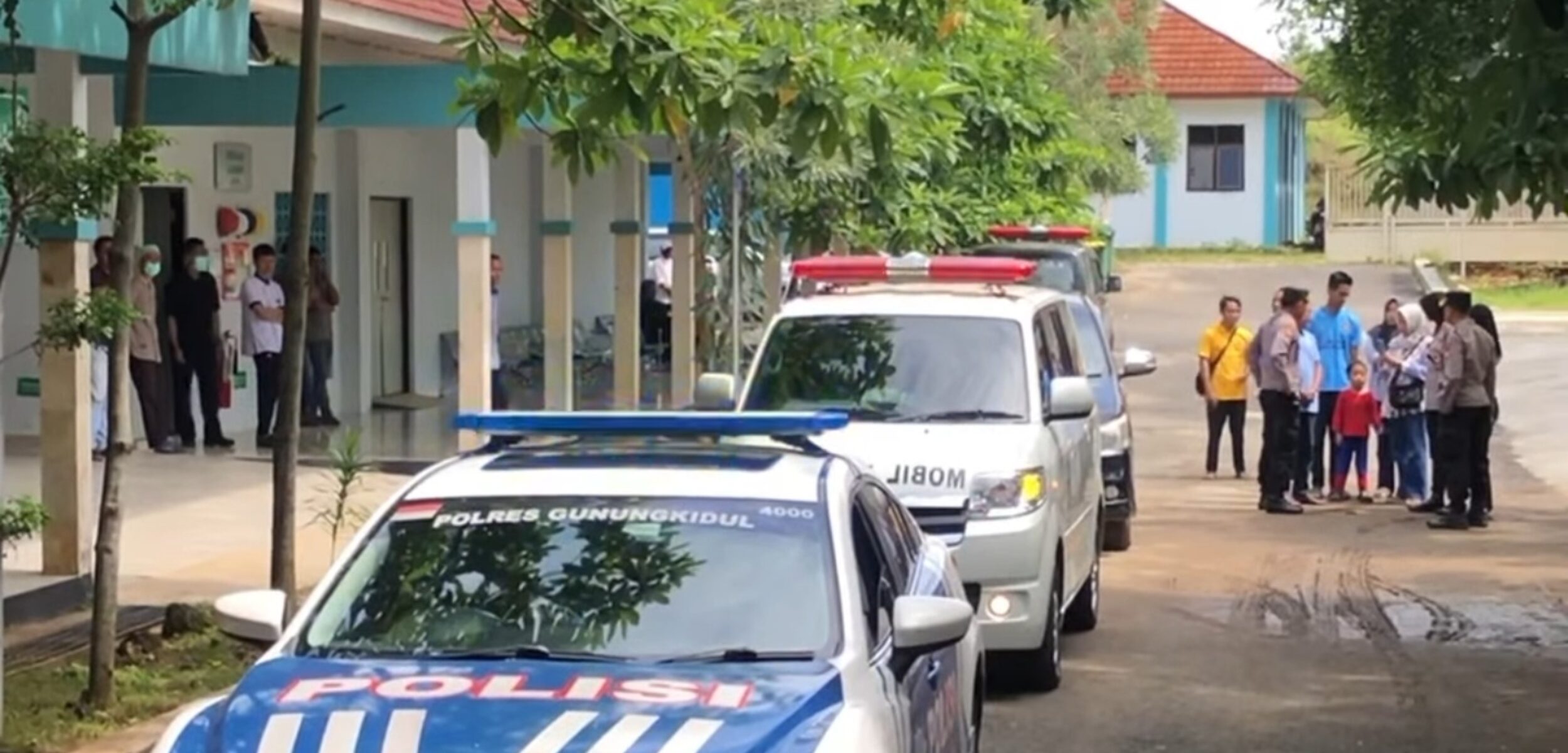 Dikawal Polisi, 1 Jenazah Siswa SMPN 7 Kota Mojokerto yang Terseret Ombak Telah Diberangkatkan