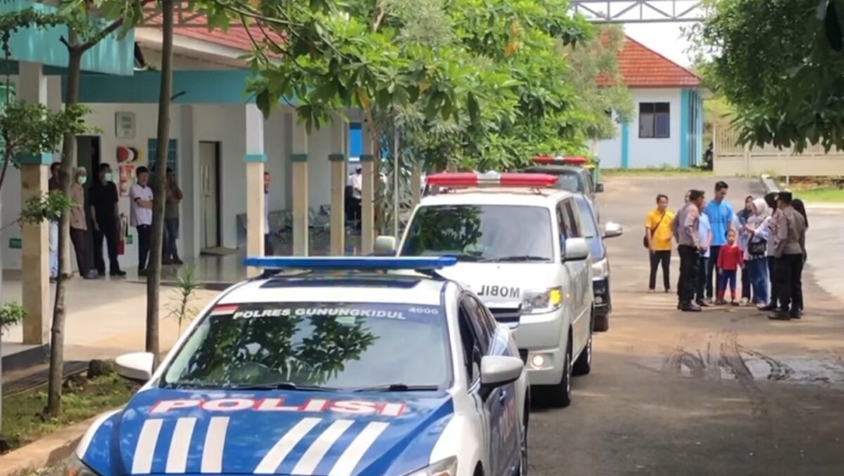 Screenshot 20250129 134847 1 Dikawal polisi, jenazah siswa SMPN 7 Kota Mojokerto bernama Rifky Yoeda Pratama diberangkatkan ke Kota Mojokerto, Rabu (29/1/2025) pagi (Hadid / Kabarterdepan.com)