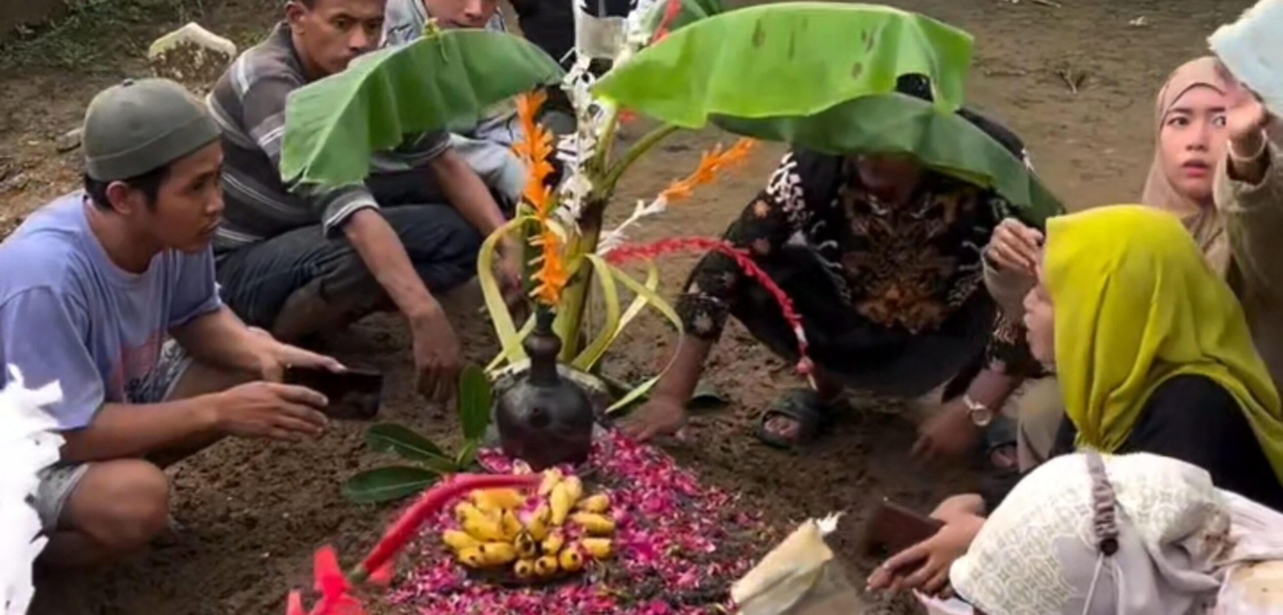 Pemakaman RYP di TPU Dusun Kraton, Krian, Rabu (29/1/2025) (Redaksi / Kabarterdepan.com)