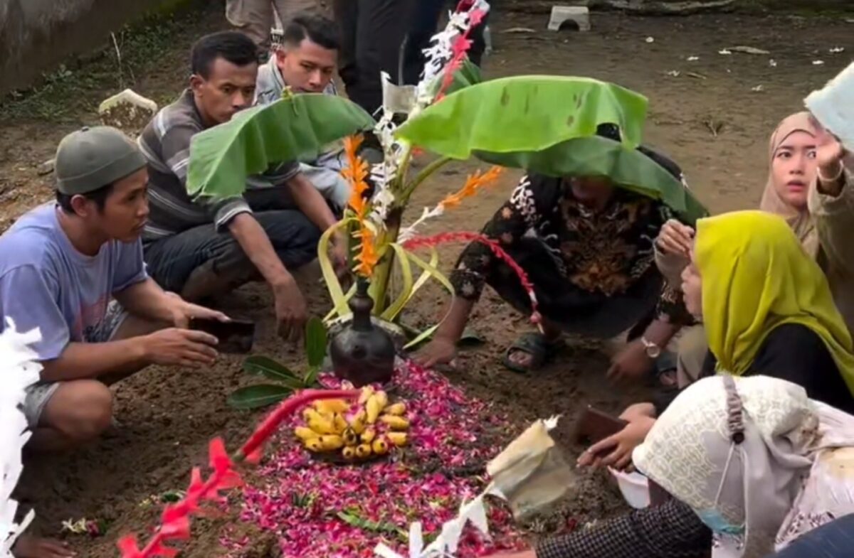 Pemakaman RYP di TPU Dusun Kraton, Krian, Rabu (29/1/2025) (Redaksi / Kabarterdepan.com) 