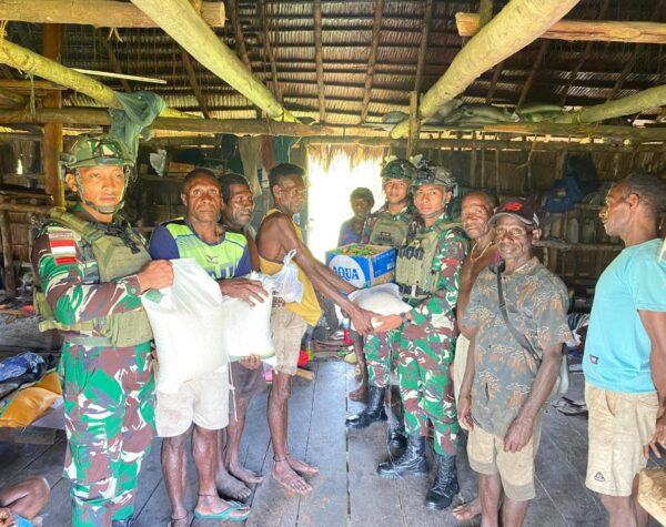 Empati Satgas Yonif 503/Mayangkara, Berikan Bantuan untuk Masyarakat Mumugu