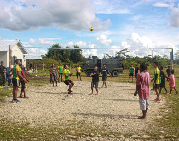 Satgas Yonif 503/Mayangkara Bangkitkan Semangat Kebersamaan Pemuda Papua dalam Berolahraga Voli