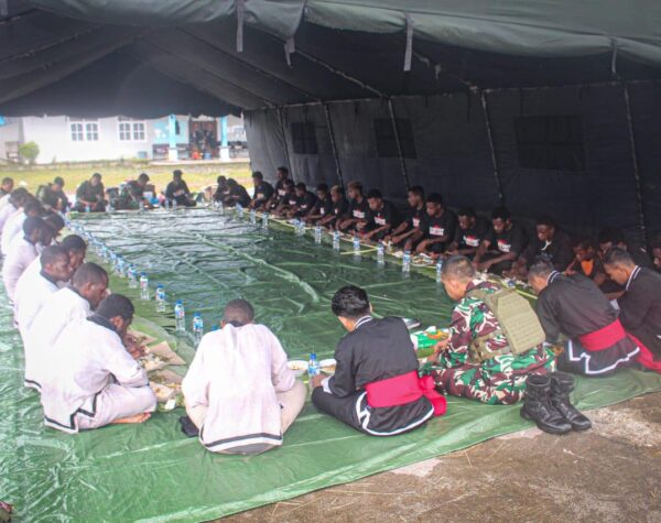 Perkuat Keakraban, Kesatria Mayangkara Makan Bersama Pemuda IKS Pasker Nduga