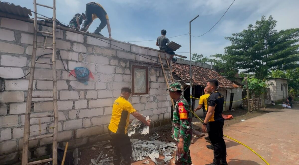 Sinergi Polres Mojokerto dan TNI, Bantu Renovasi dan Bersihkan Material Rumah Warga Korban Ledakan di Puri