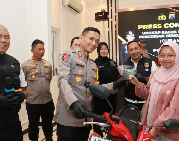 Pelaku Berhasil Ditangkap, Kapolres Ponorogo Kembalikan Motor Korban Curanmor