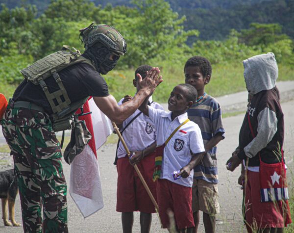 Komsos TNI Satgas Yonif 503/Mayangkara, Berikan Motivasi Masa Depan Anak Papua