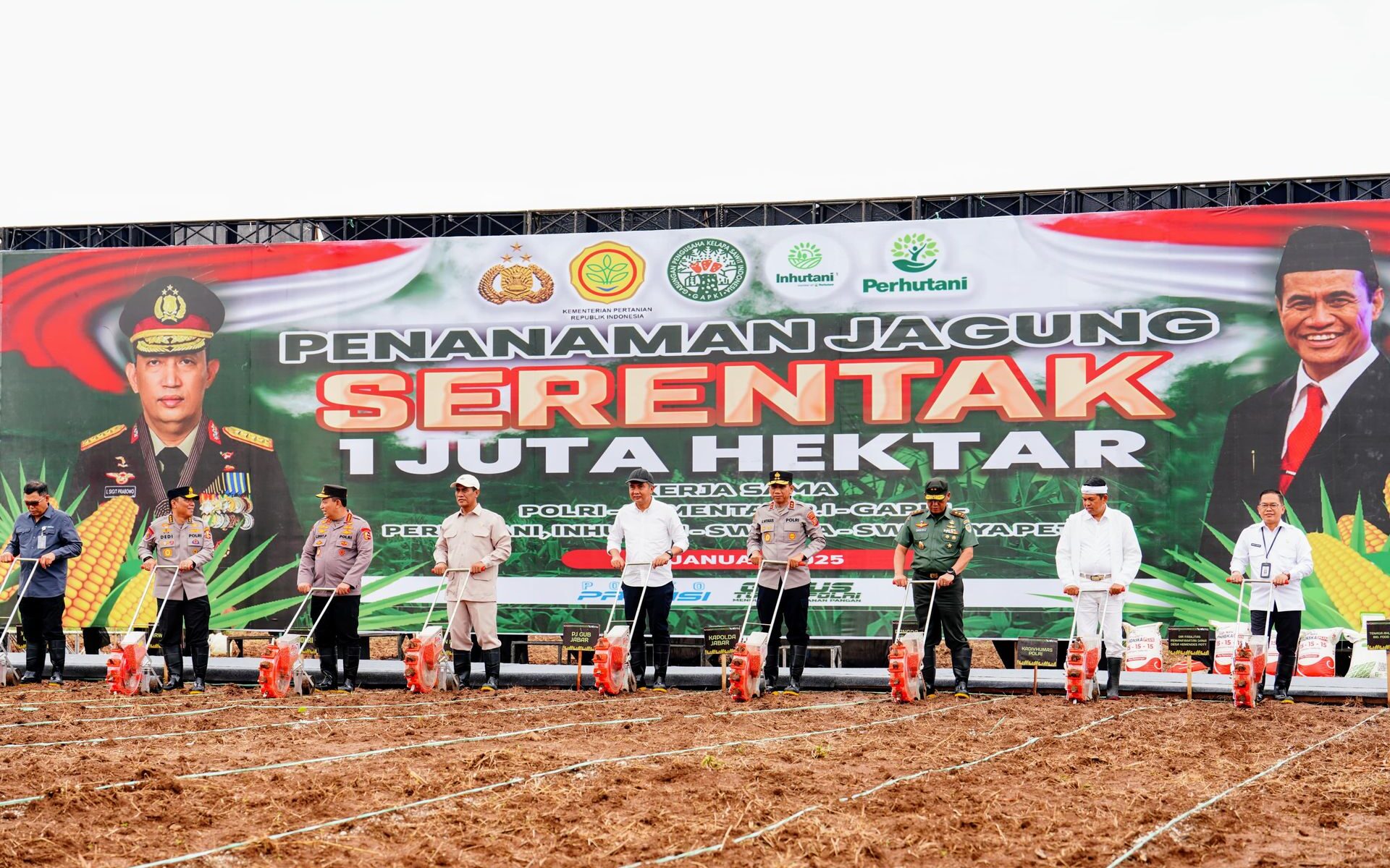 Dorong Swasembada Pangan 2025, Kapolri dan Mentan Tanam Jagung Serentak 1 Juta Hektar