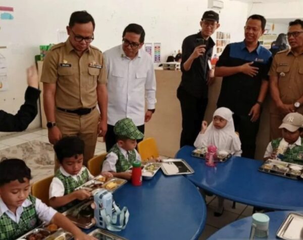Tinjau Pelaksanaan Makan Bergizi Gratis, Wamendagri Bima Temukan Siswa Kesulitan Potong Daging