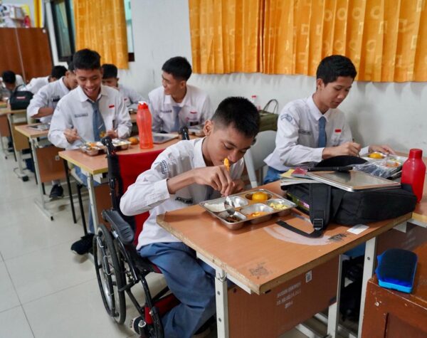 Menkopolkam Budi Apresiasi Antusias Para Murid atas Program MBG