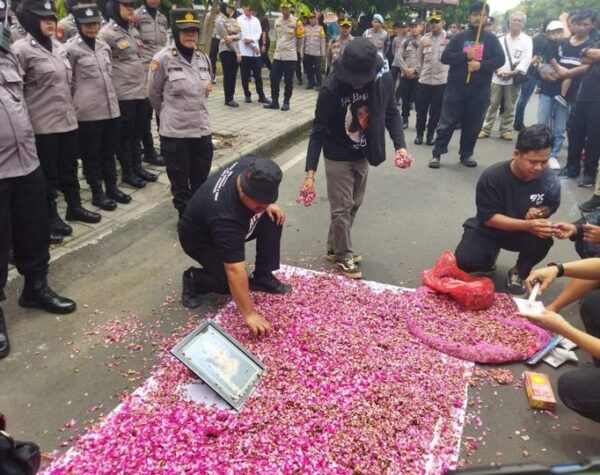 Protes Penghentian Kasus Malapraktik Dokter Gigi, Keluarga dan Aktivis Turun ke Jalan