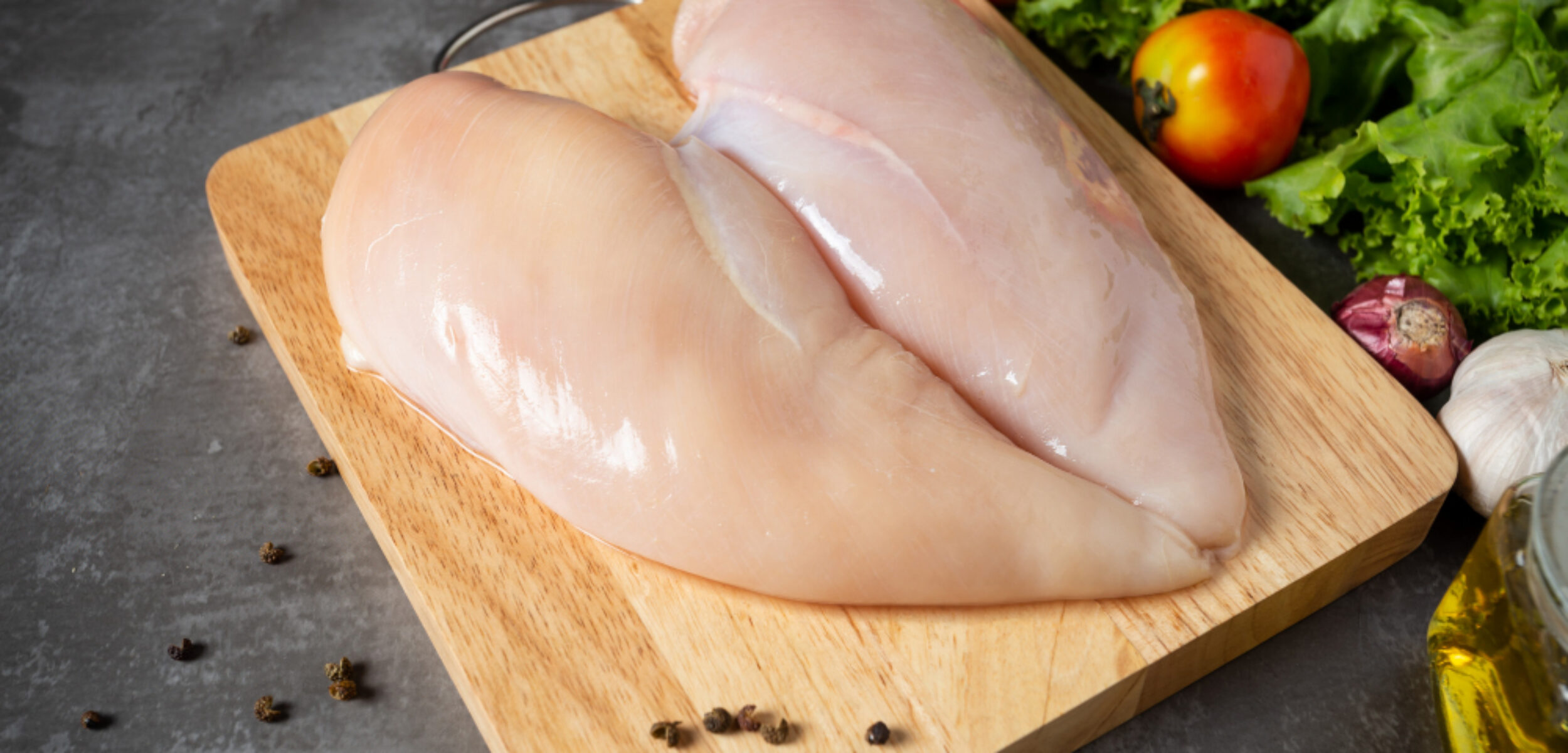 Ilustrasi bahan pokok daging ayam ras. (Freepik)