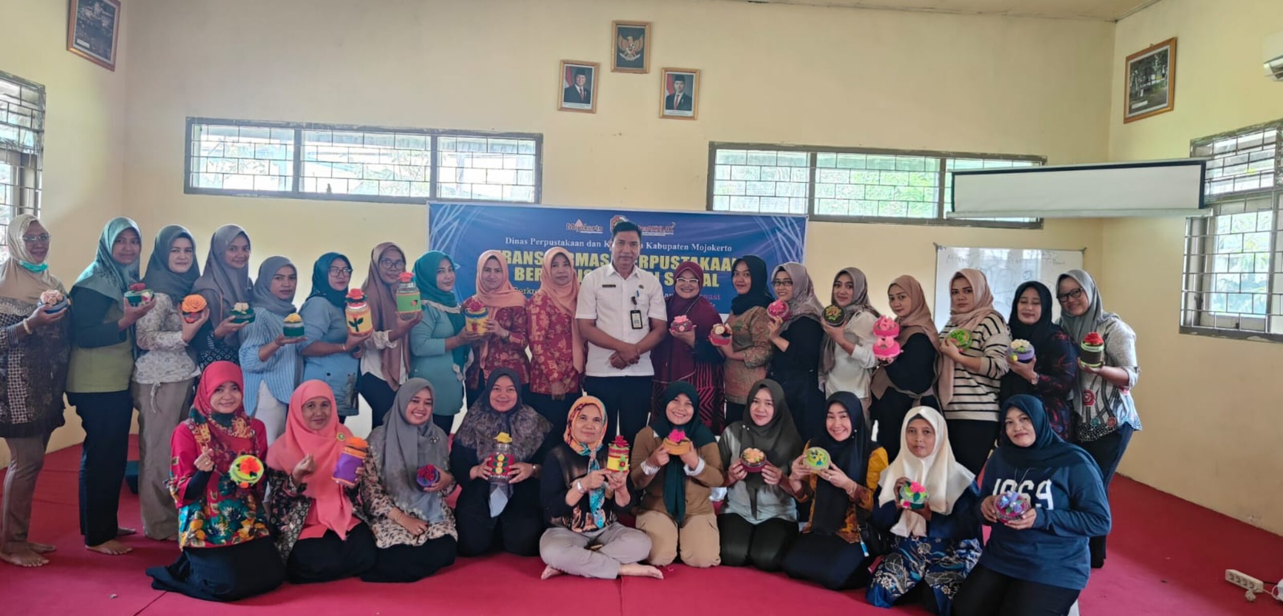 Workshop Literasi Menghias Toples Lebaran: Meningkatkan Kreativitas Ibu Rumah Tangga