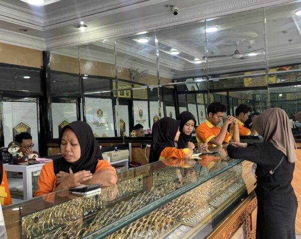 Kenaikan Harga Emas Menjelang Ramadan di Jombang, Penjualan Masih Landai