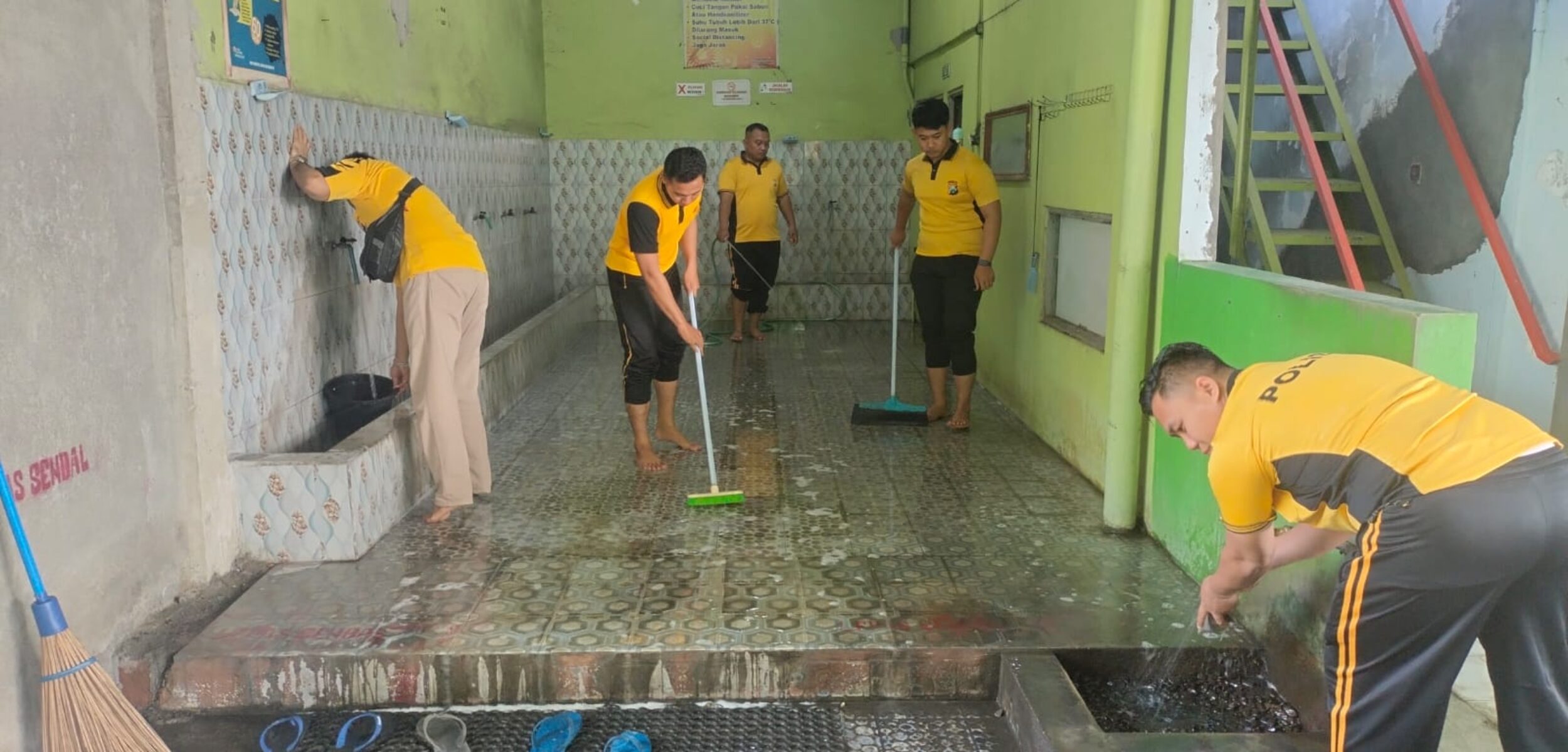 Sambut Ramadan 2025, Polres Mojokerto Kota Bakti Sosial Bersihkan Masjid