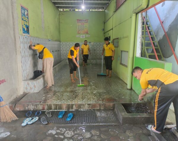 Sambut Ramadan 2025, Polres Mojokerto Kota Bakti Sosial Bersihkan Masjid