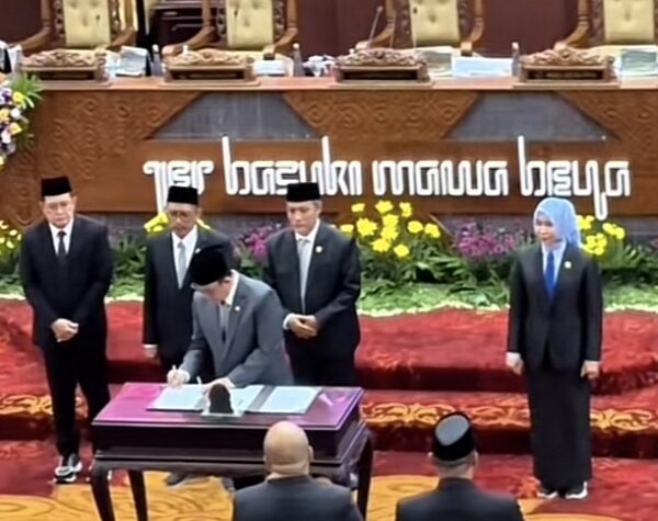 DPRD Jatim Umumkan Khofifah-Emil sebagai Gubernur dan Wakil Gubernur Terpilih