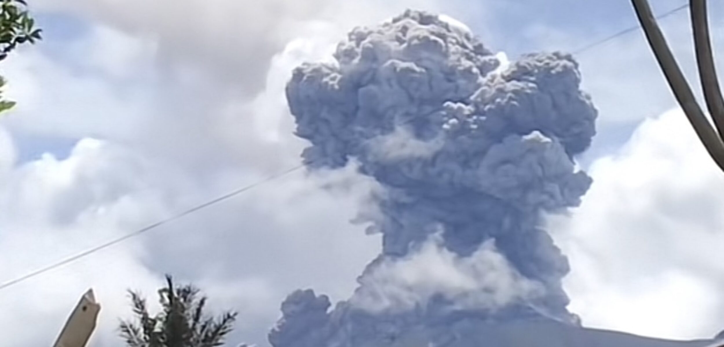 Erupsi Gunung Ibu Sebabkan Bandara Kuabang Kao Ditutup Sementara