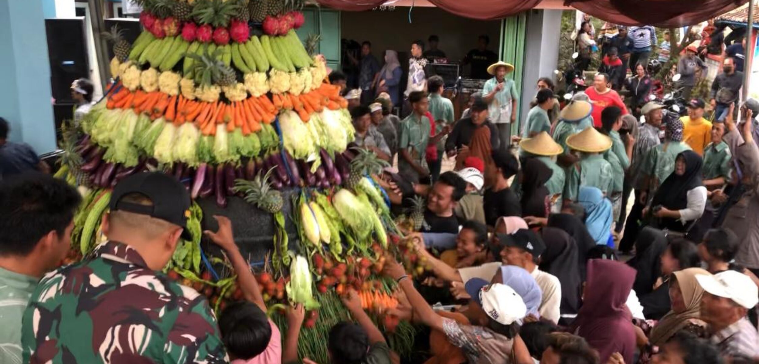 Sejumlah warga berebut gunungan hasil bumi di Desa Jatijejer, Kecamatan Trawas, Kabupaten Mojokerto, Sabtu (1/2/2025) pagi (Redaksi / Kabarterdepan.com) 