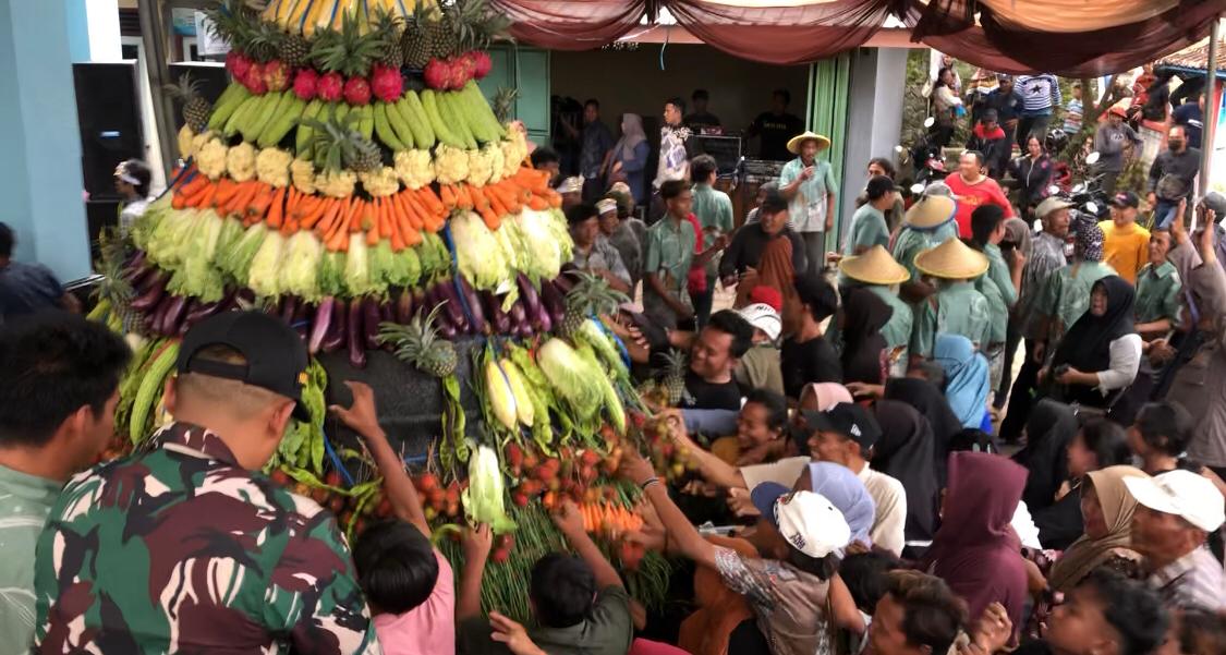 Sejumlah warga berebut gunungan hasil bumi di Desa Jatijejer, Kecamatan Trawas, Kabupaten Mojokerto, Sabtu (1/2/2025) pagi (Redaksi / Kabarterdepan.com) 