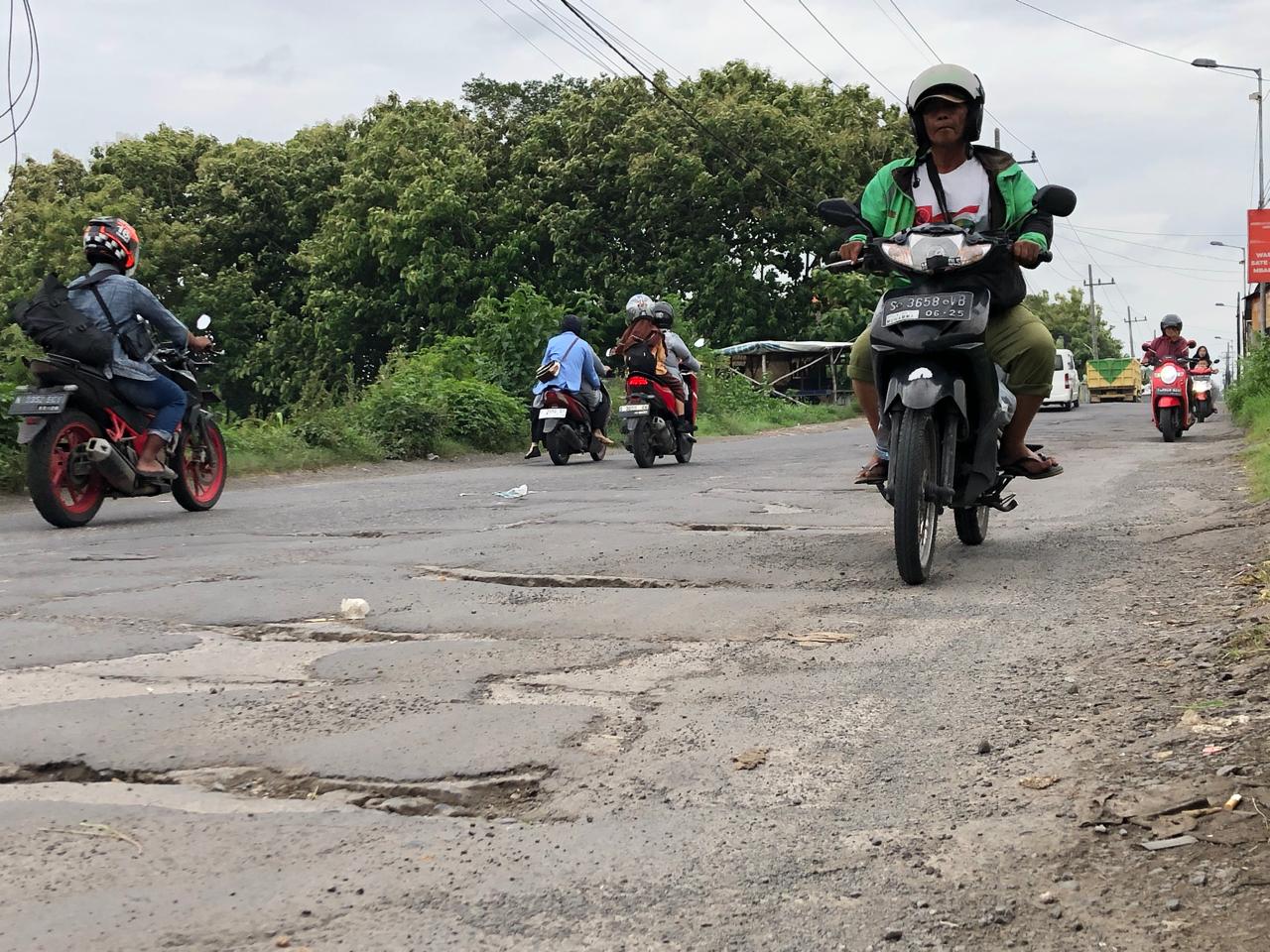 IMG 20250203 WA0066 1 1 Kondisi jalan penghubung antara Mojosari - Ngoro di Desa Kalipuro, Kecamatan Pungging, Kabupaten Mojokerto rusak, Senin (3/2/2025) (Redaksi / Kabarterdepan.com)