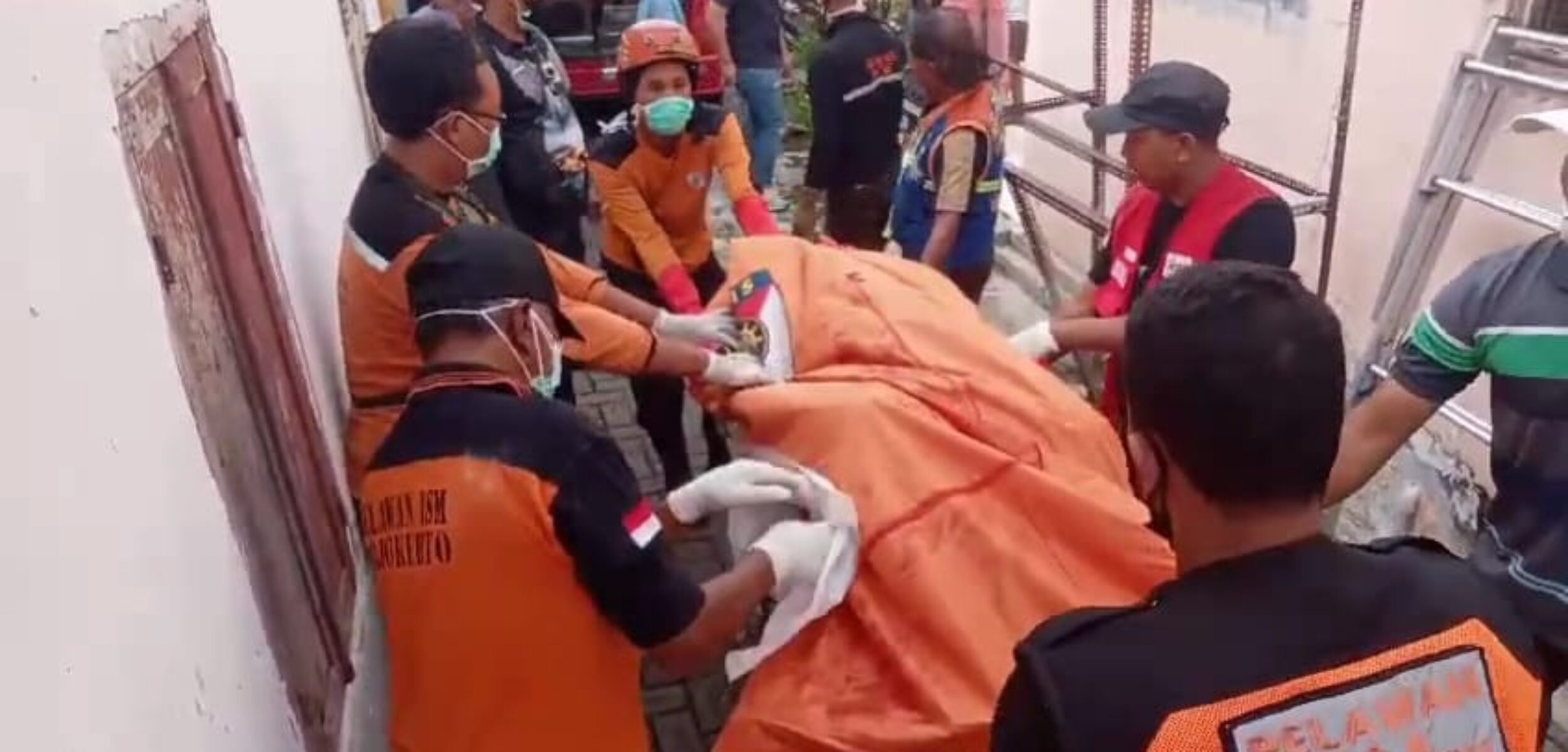 Relawan mengevakuasi jenazah korban, Subakir (56) asal Desa Babadan, Kecamatan Ngajum, Kabupaten Malang (Redaksi / Kabarterdepan.com) 