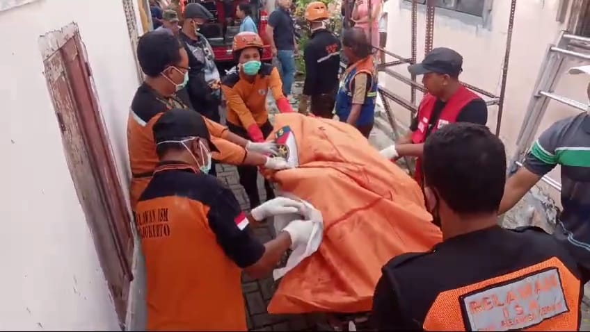 Relawan mengevakuasi jenazah korban, Subakir (56) asal Desa Babadan, Kecamatan Ngajum, Kabupaten Malang (Redaksi / Kabarterdepan.com) 