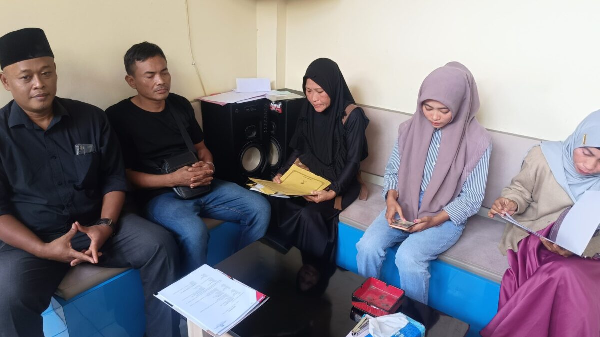 Keluarga korban Alm Malvein Yusuf, korban meninggal dunia Outing SMPN 7 Kota Mojokerto didampingi kuasa hukumnya Rif'an Hanum melaporkan dugaan kelalaian pihak sekolah hingga pengelola Pantai Drini ke Polres Gunung Kidul, Selasa (4/2/2025) pagi (Hadid / Kabarterdepan.com) 