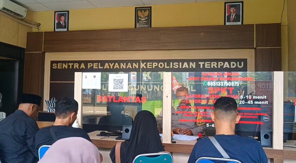 Keluarga korban Alm Malvein Yusuf, korban meninggal dunia Outing SMPN 7 Kota Mojokerto didampingi kuasa hukumnya Rif'an Hanum melaporkan dugaan kelalaian pihak sekolah hingga pengelola Pantai Drini ke SPKT Polres Gunung Kidul, Selasa (4/2/2025) pagi (Hadid / Kabarterdepan.com)