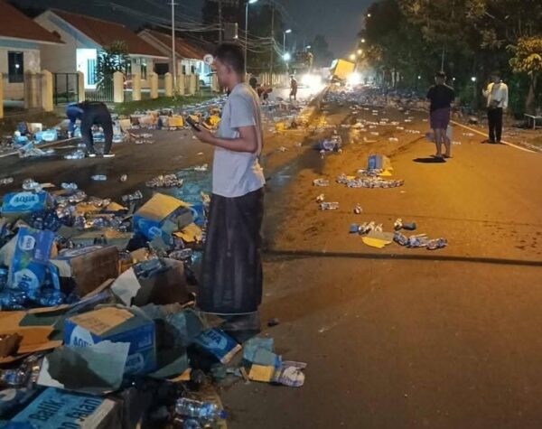Terulang Lagi, Truk Menabrak Pembatas di Tengah Jalan depan SPN Polda Jatim Bangsal