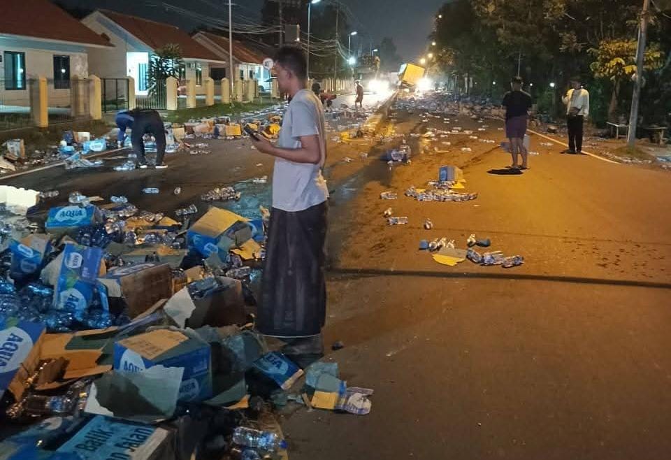 Air mineral berhamburan di jalan depan SPN Polda Jatim akibat laka lantas, Selasa (4/2/2025) dini hari (Redaksi / Kabarterdepan.com) 