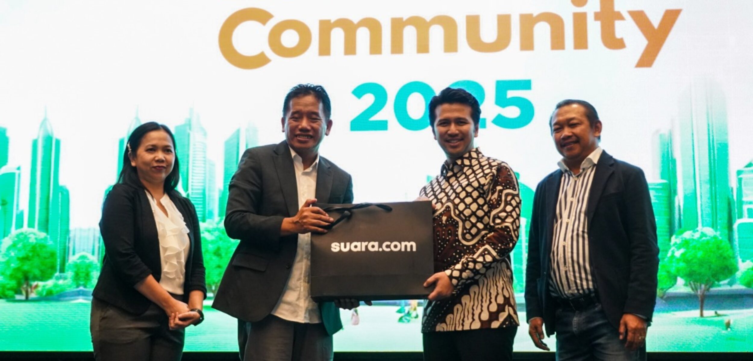 Program Manager at International Media Support (IMS), Eva Danayanti (Kiri), Pemred Suara.com Suwarjono memberikan cinderamata kepada Wakil Gubernur Jatim Emil Dardak Elestianto dan Pemred Beritajatim.com Dwi Eko Lokononto (Redaksi / Kabarterdepan.com)