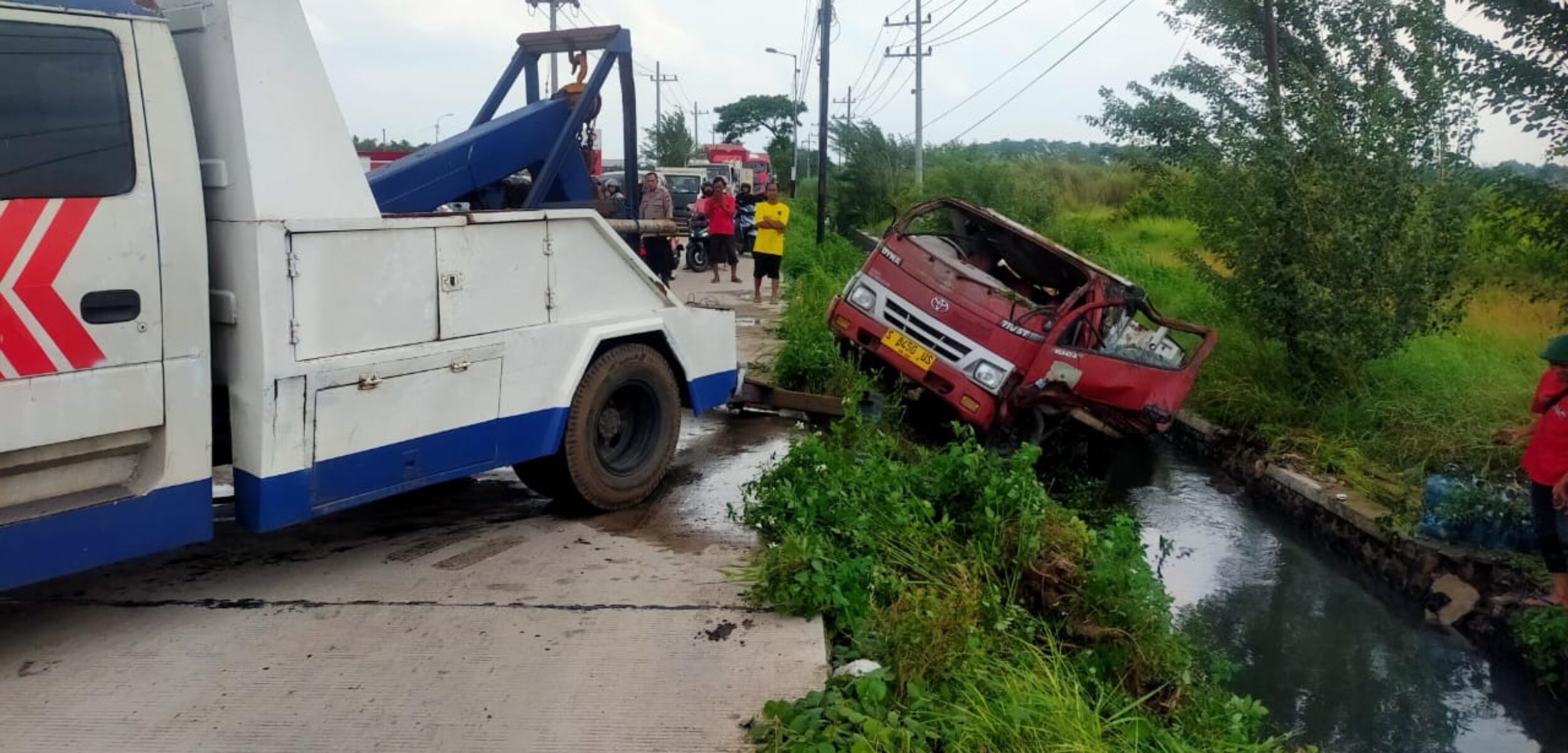 Kondisi truk saat dievakuasi menggunakan mobil derek di Jalan Raya Desa Ngarjo, Kecamatan Mojoanyar, Kabupaten Mojokerto, Selasa (4/2/2025) siang (Redaksi / Kabarterdepan.com) 