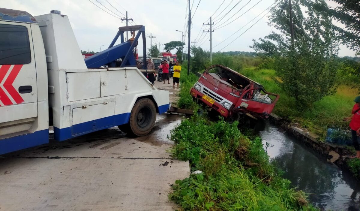 IMG 20250204 WA0123 1 Kondisi truk saat dievakuasi menggunakan mobil derek di Jalan Raya Desa Ngarjo, Kecamatan Mojoanyar, Kabupaten Mojokerto, Selasa (4/2/2025) siang (Redaksi / Kabarterdepan.com)